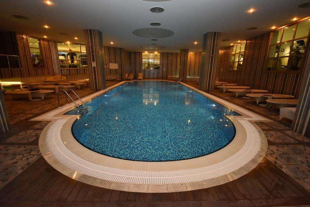 イスタンブール ギョネン ホテル エクステリア 写真 The swimming pool at the hotel