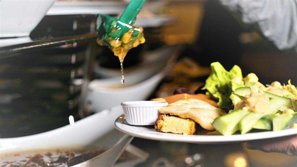イスタンブール ギョネン ホテル エクステリア 写真 A salad being prepared at a salad bar