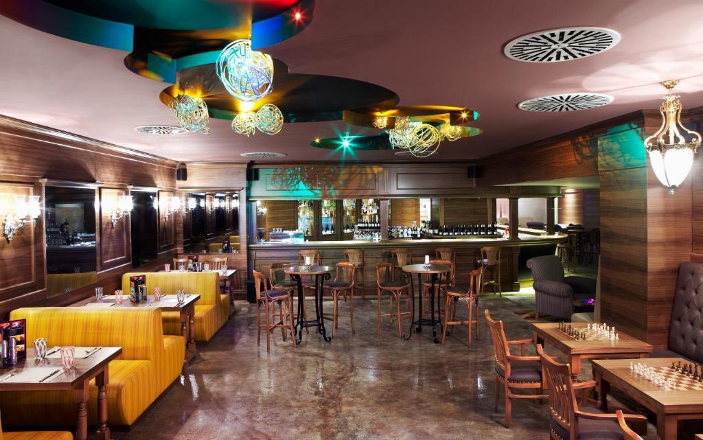 イスタンブール ギョネン ホテル エクステリア 写真 The interior of the restaurant