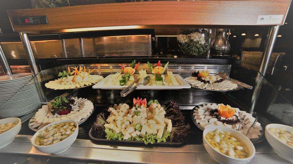 イスタンブール ギョネン ホテル エクステリア 写真 A selection of cheeses at a buffet