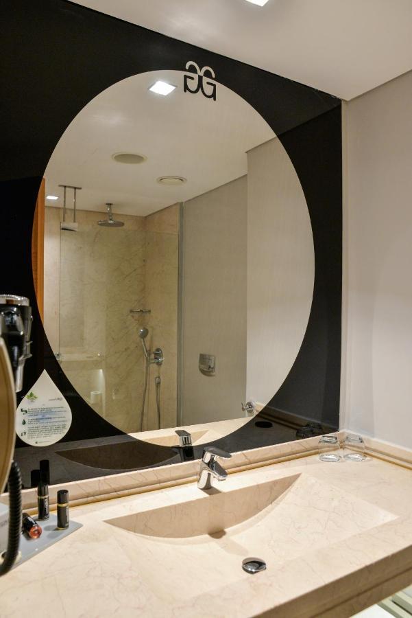 イスタンブール ギョネン ホテル エクステリア 写真 A bathroom mirror