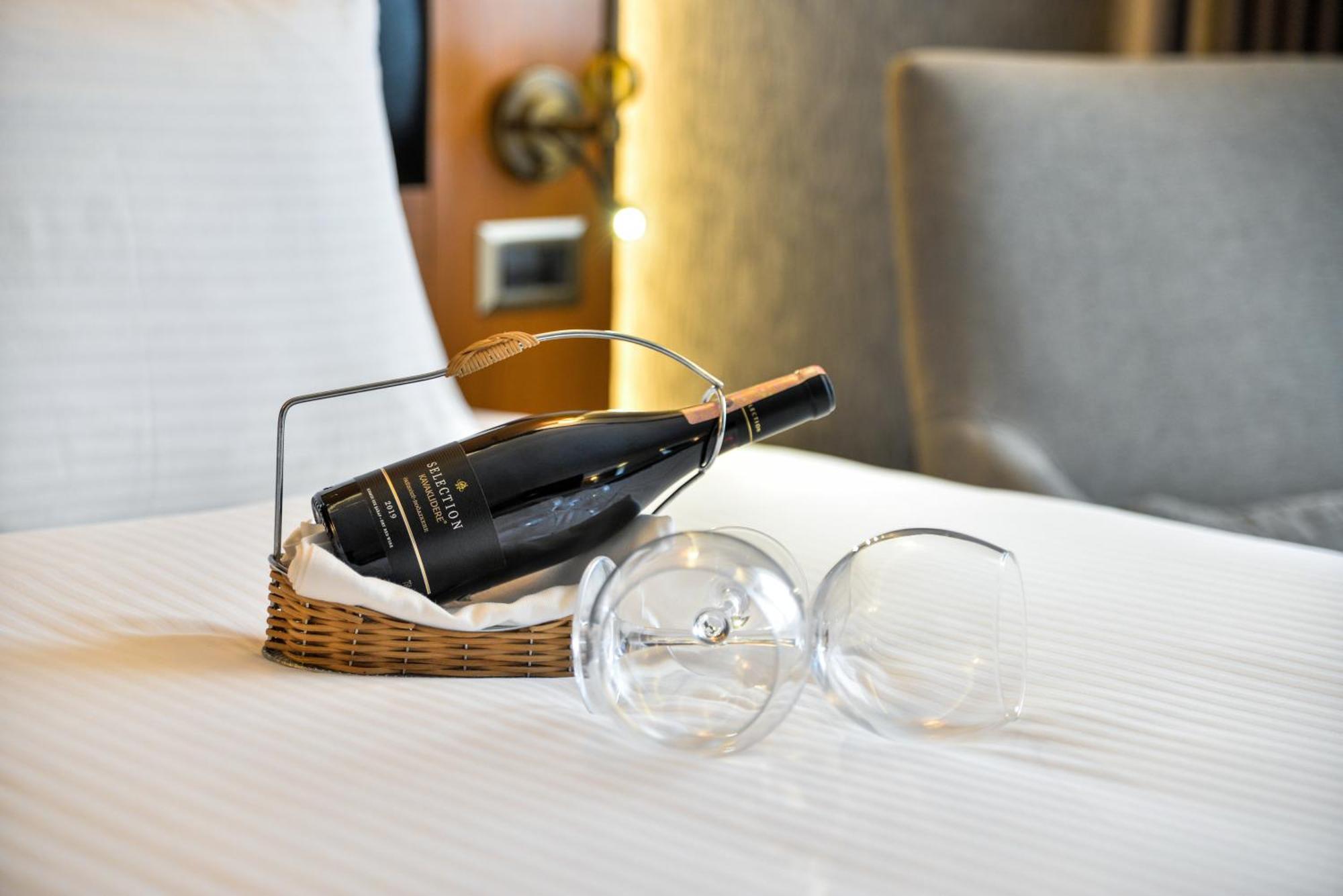 イスタンブール ギョネン ホテル エクステリア 写真 A bottle of wine and two wine glasses