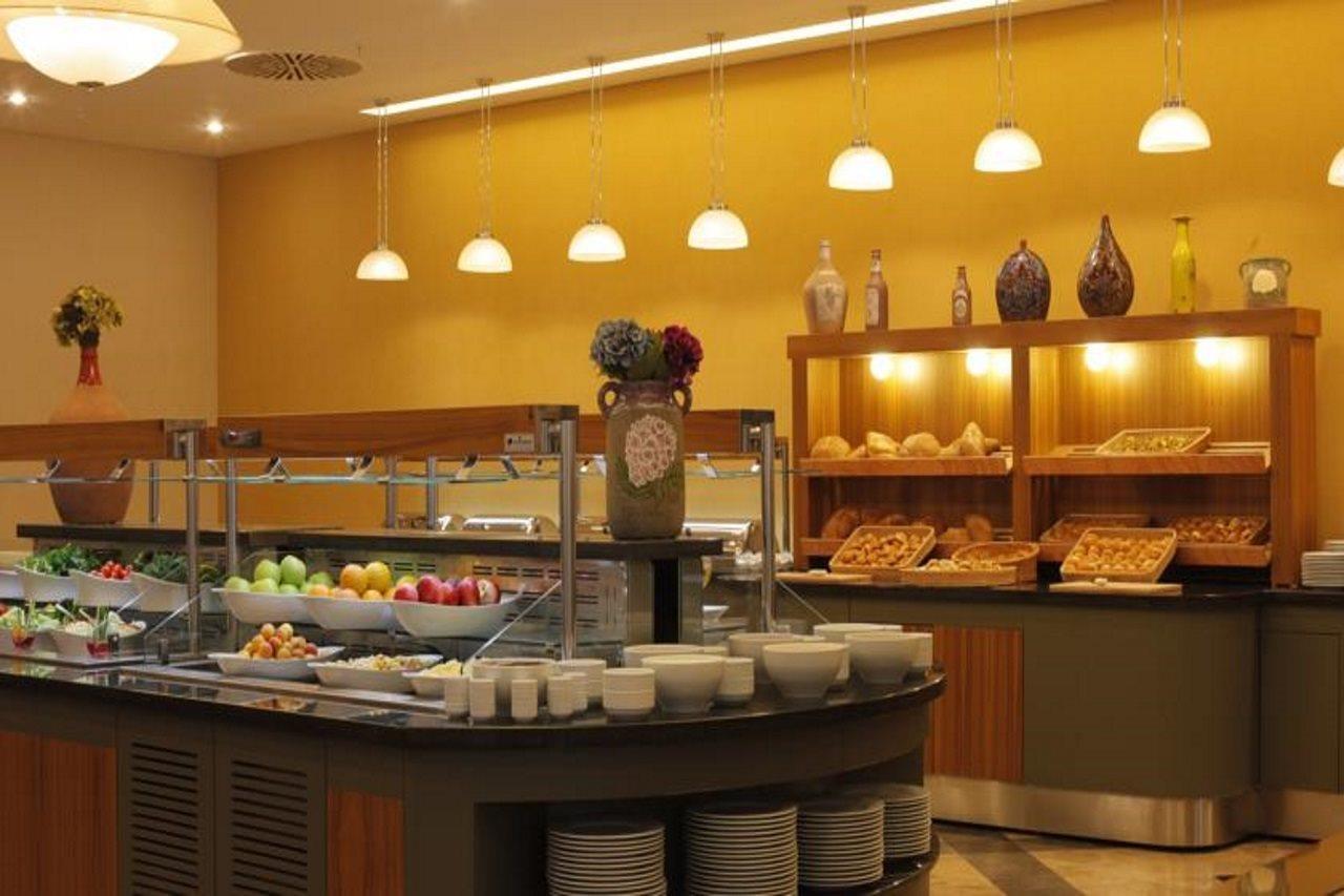 イスタンブール ギョネン ホテル エクステリア 写真 A buffet at a hotel